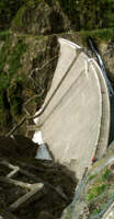 Un panoramique vertical du barrage de la Gittaz