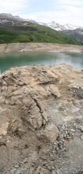 Panoramique vertical du lac de Roselend