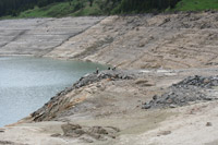 Quelques personnes se promènent sous le niveau de l'eau