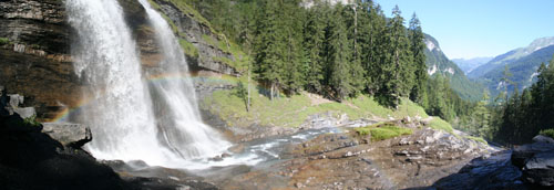 Panoramique sur la cascade et son arc-en-ciel