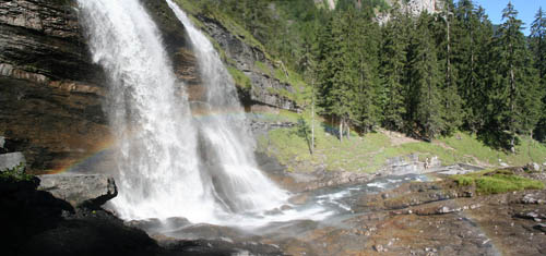 Panoramique sur la cascade et son arc-en-ciel