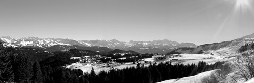 Petit cadeau : la station avec le Mont-Blanc derrière