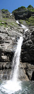 Panoramique vertical d'une cascade