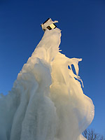 Un lampadaire habillé de glace, vu de dessous