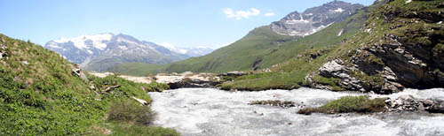 Panoramique dos à la cascade